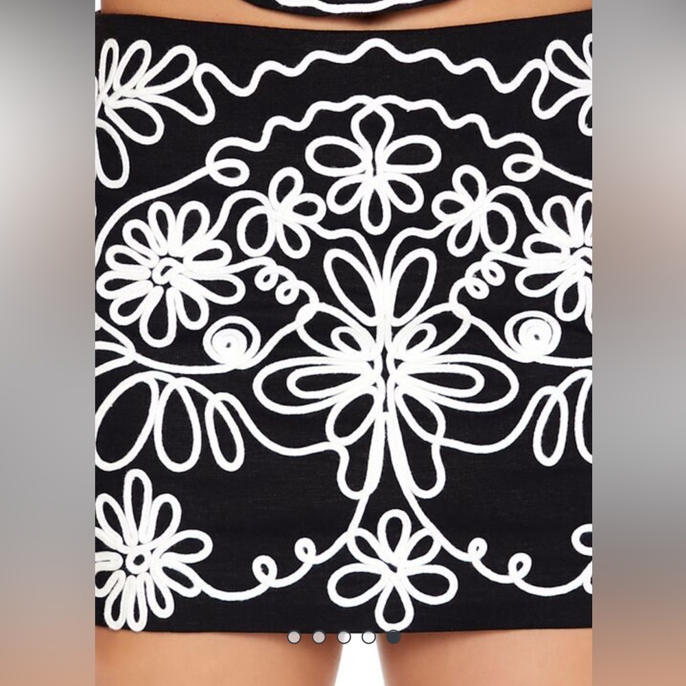 Black embroidered printed black & white floral design mini skirt - Picture 4 of 8